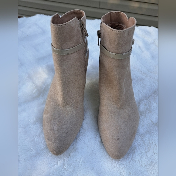 Life Stride. Size 6.5. Tan heeled Boots - Picture 2 of 6